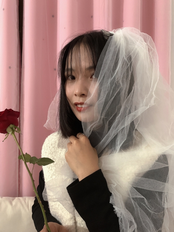 持紫菜包饭的女孩的第一张照片--贵港中老年相亲网